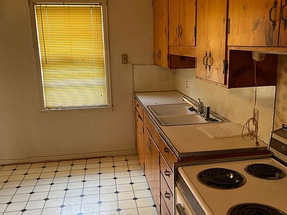 4th image of 211 College Dr APT 4