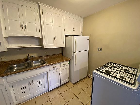2nd image of 830 23rd Ave SE