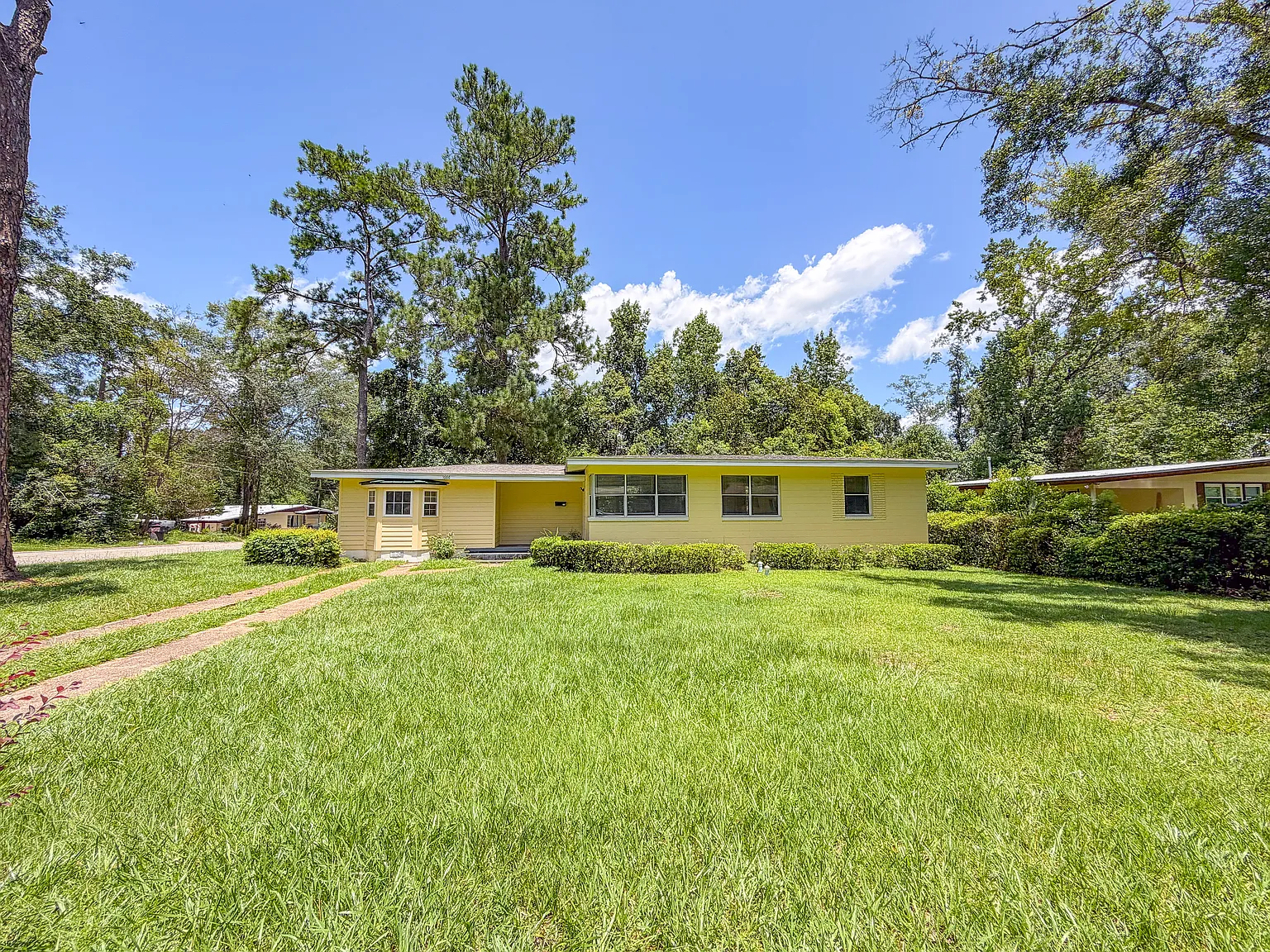4 bed, $2,100 — Photo 2