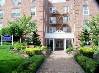 194 Smith St APT 2S, Freeport, NY 11520