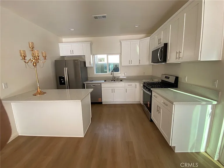 18543 Ingomar St — Photo 3