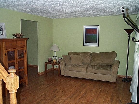 Spacious livng room with Pergo like flooring