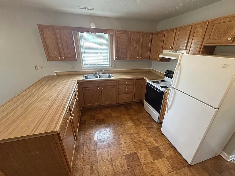 705 W Maple St #A — Photo 9