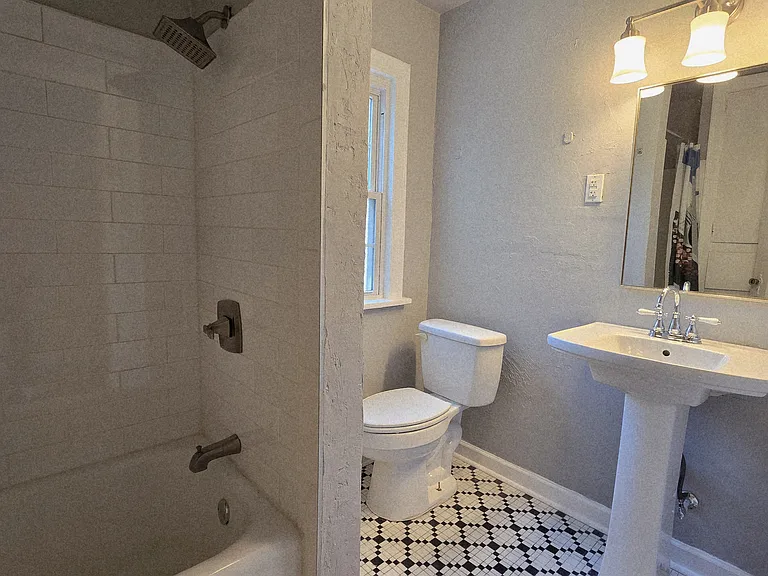 2513 NW 25th St — Photo 9