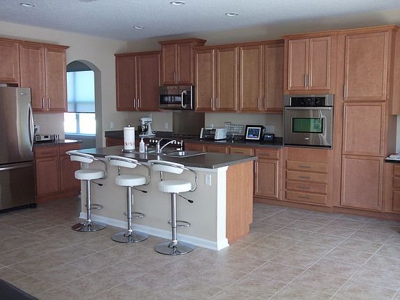 Expansive Kitchen w/island