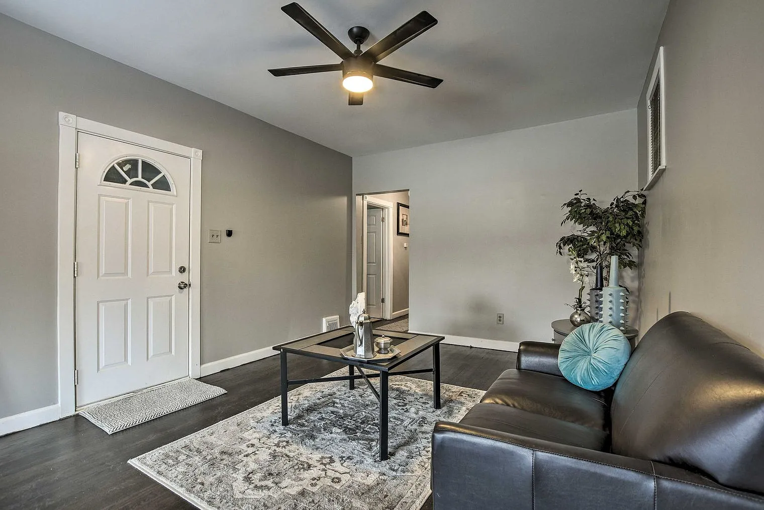 2 bed, 1.0 bath, 1593 sqft, $10,063 — Photo 3