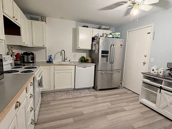 4th image of 15 Oak Neck Rd APT 16