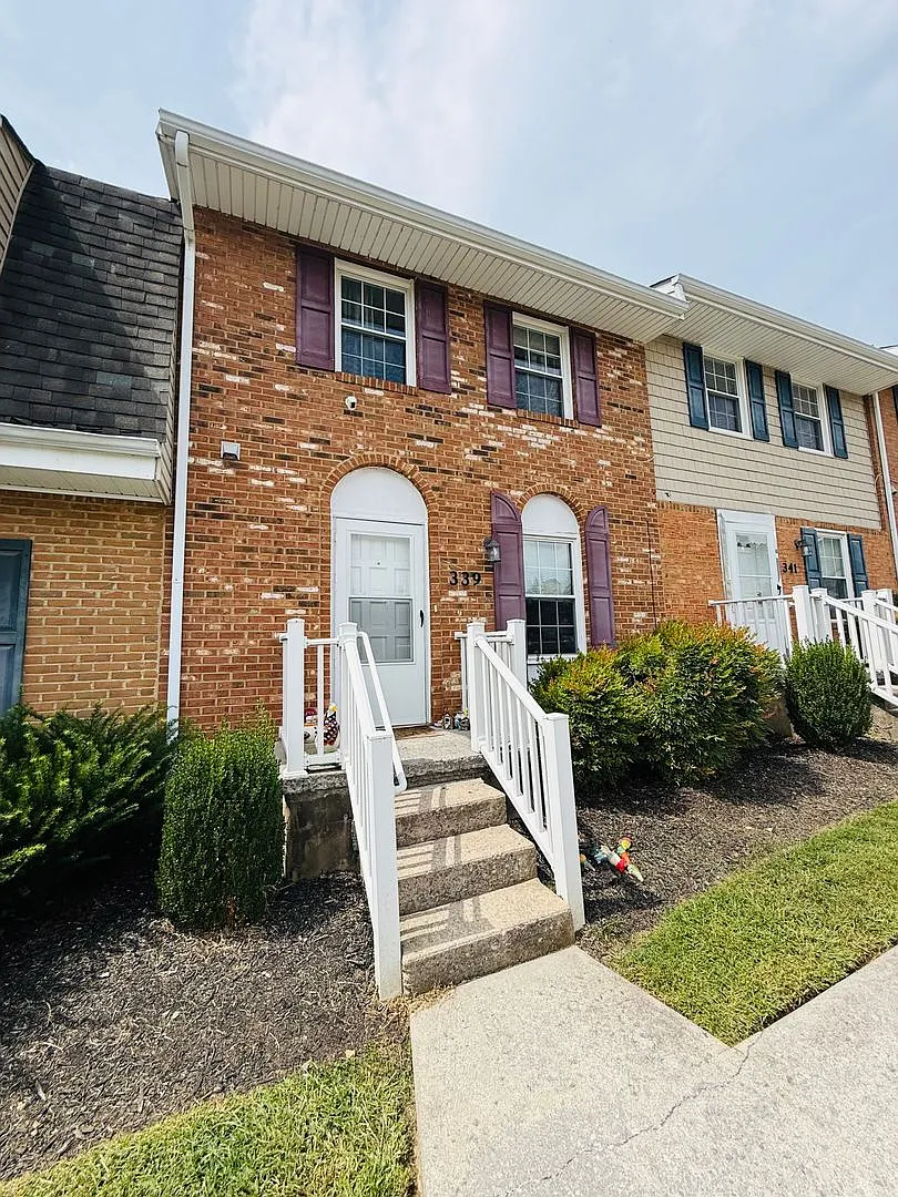 2 Bedroom, 1.5 Bath Townhouse — Photo 1