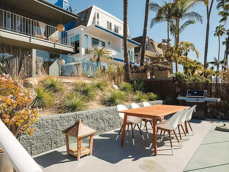 BBQ and outdoor dining area for resident usage