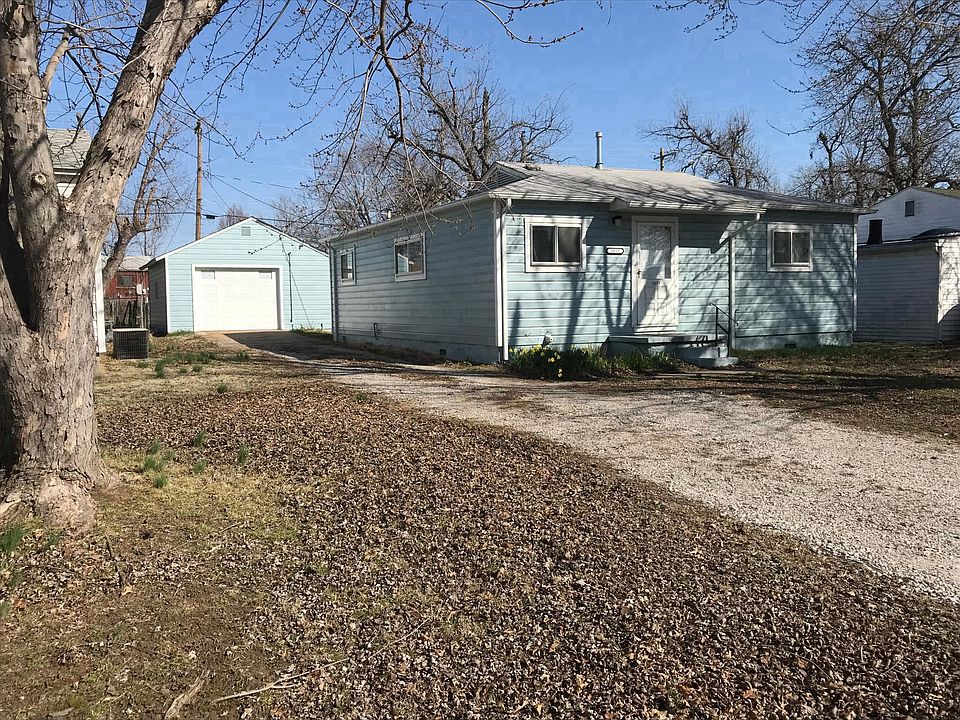 Looking south east with the detached garage in the backgroun