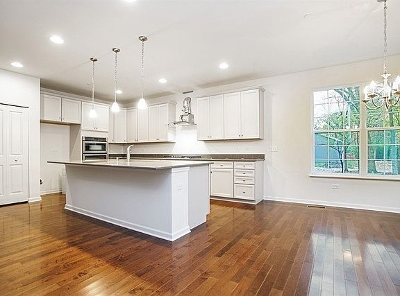 4th image of 1900 Sheffield Dr