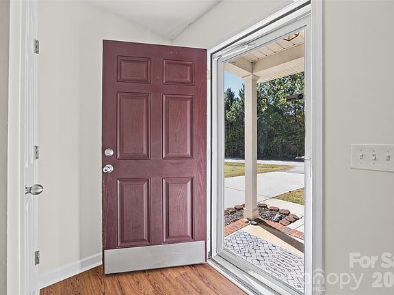 4th image of 255 Evergreen Rd