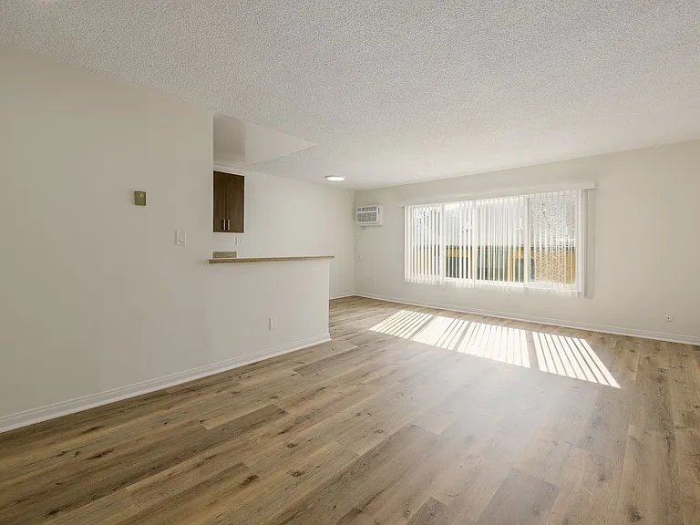 1847 Winona Blvd — Photo 37