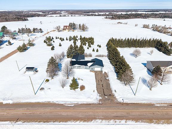 3rd image of 990 Hackmatack Rd