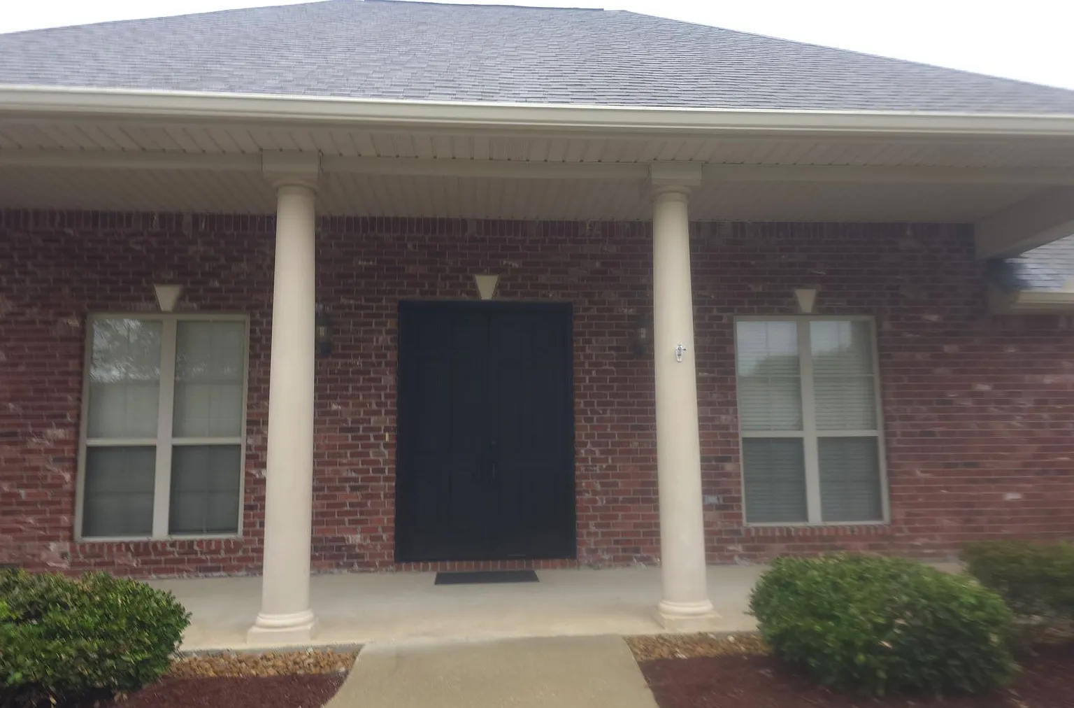 4 Bedroom, 2 1/2 bath with Outdoor Kitchen — Photo 2