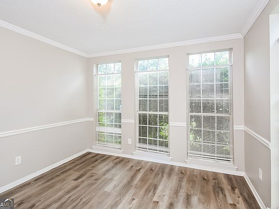 5th image of 492 Crestwood Ct