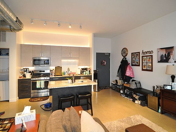 3rd image of 1062 N Ashland Ave APT 402