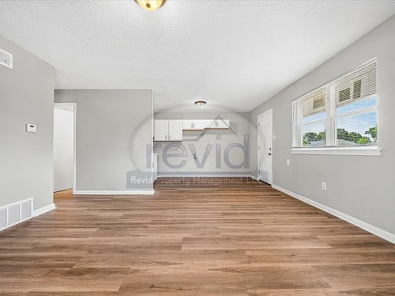708 Hastings — Photo 8