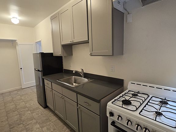 5th image of 3804 Irving St