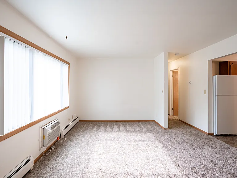 Fargo, ND Crown Court 1 Apartments | Living