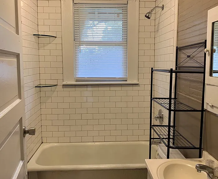 331 W 40th St — Photo 2
