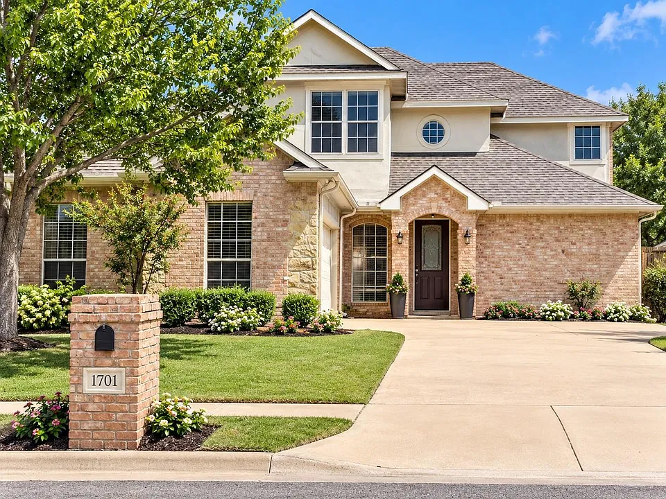 1701 Chatham Ln