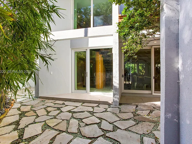 2475 S Bayshore Dr — Photo 2