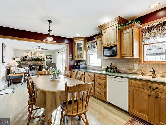 4th image of 1012 Rabbit Hill Rd