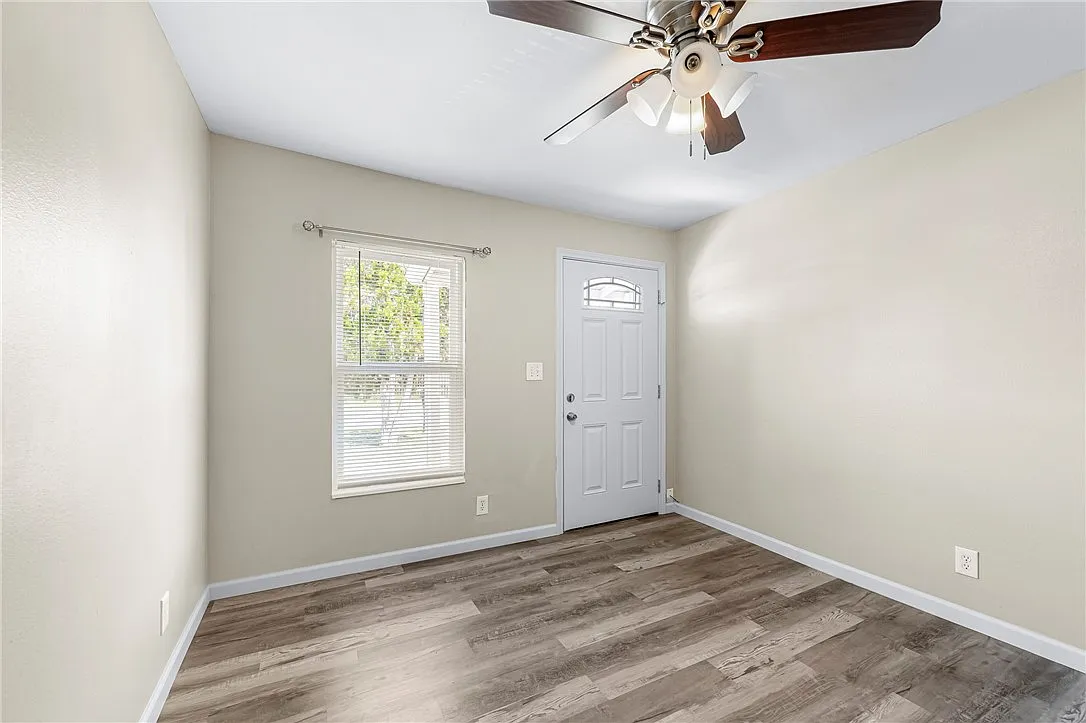2 bed, 1.0 bath, 1760 sqft, $1,400 — Photo 4