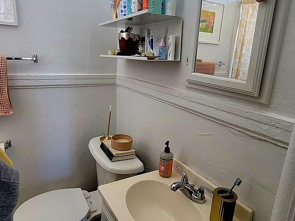 5th image of 403 N Cleveland St APT 4