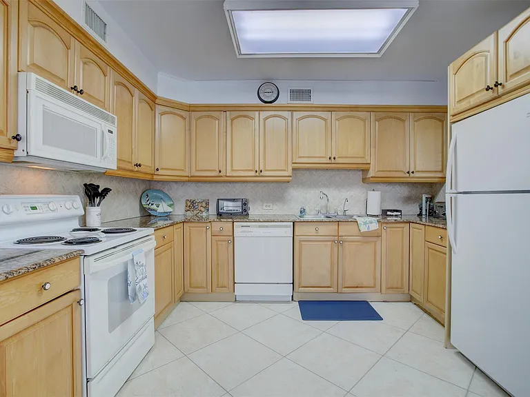 999 N Riverside Dr #11 — Photo 7