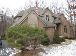 7685 Spy Glass Trl, White Lake, MI