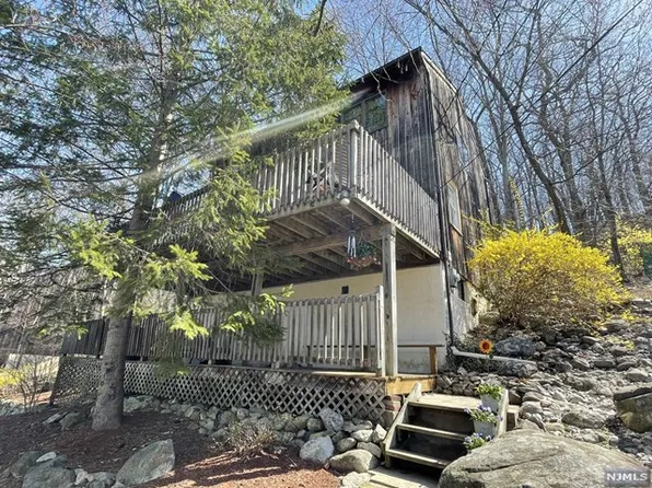 374 Skyline Lakes Dr, Ringwood, NJ 07456