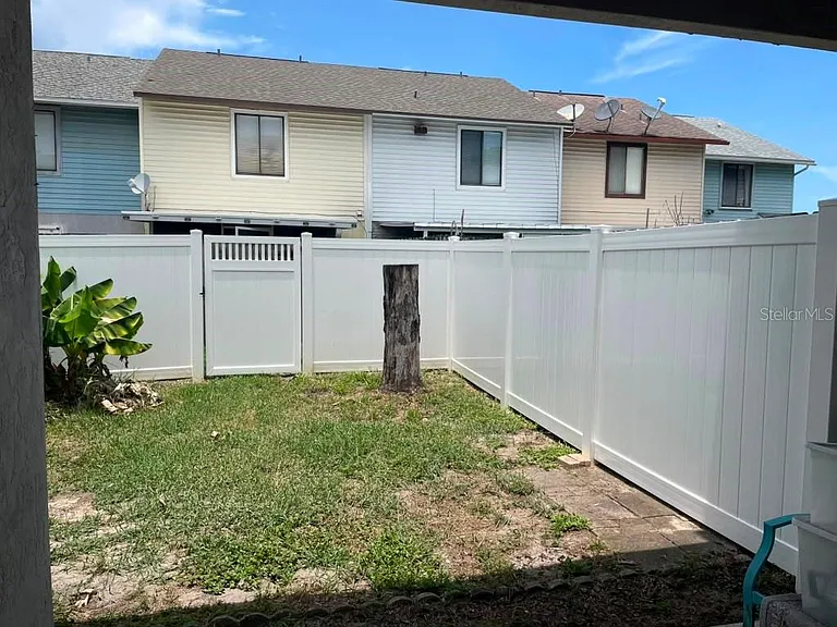 290 Marion Pl — Photo 6
