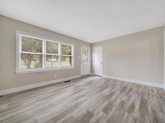4th image of 85 Spruce Ct
