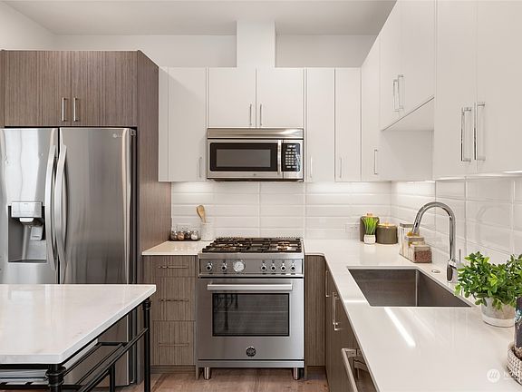 5th image of 437 D NE 73rd Street