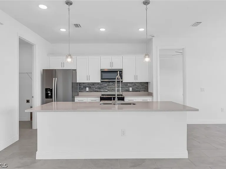 526 NW 9th St — Photo 10