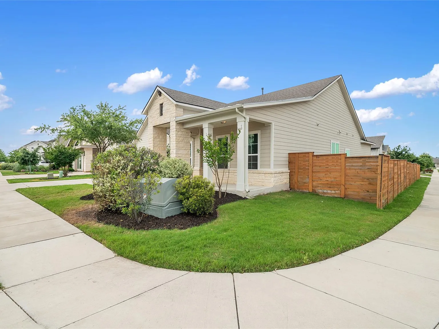 4 bed, 3.0 bath, 2568 sqft, $3,700 — Photo 3