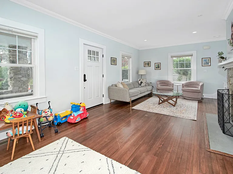 18 Elmwood Ave — Photo 8