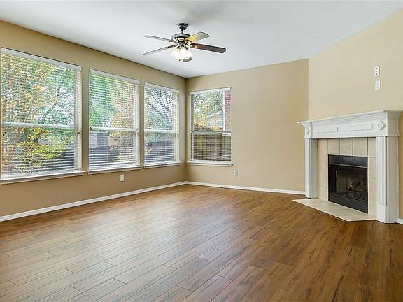 3rd image of 906 Crested Cove Dr