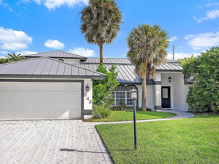 542 N Cypress Dr — Photo 2