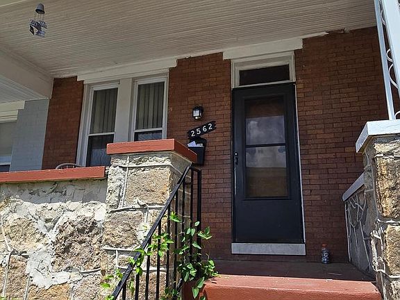 3rd image of 2562 Robb St