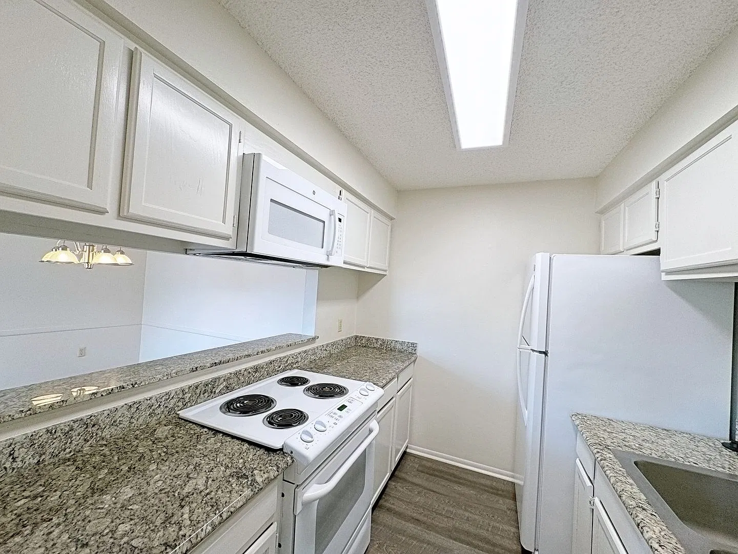2 Bedroom Condo off Essen near local Hospitals — Photo 3