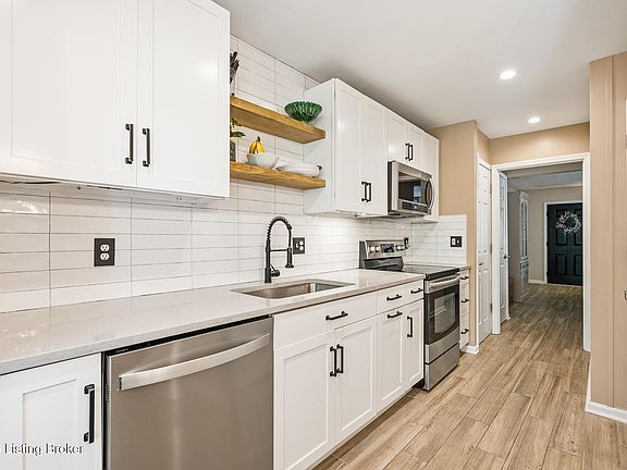 3rd image of 10755 Colonial Woods Ct