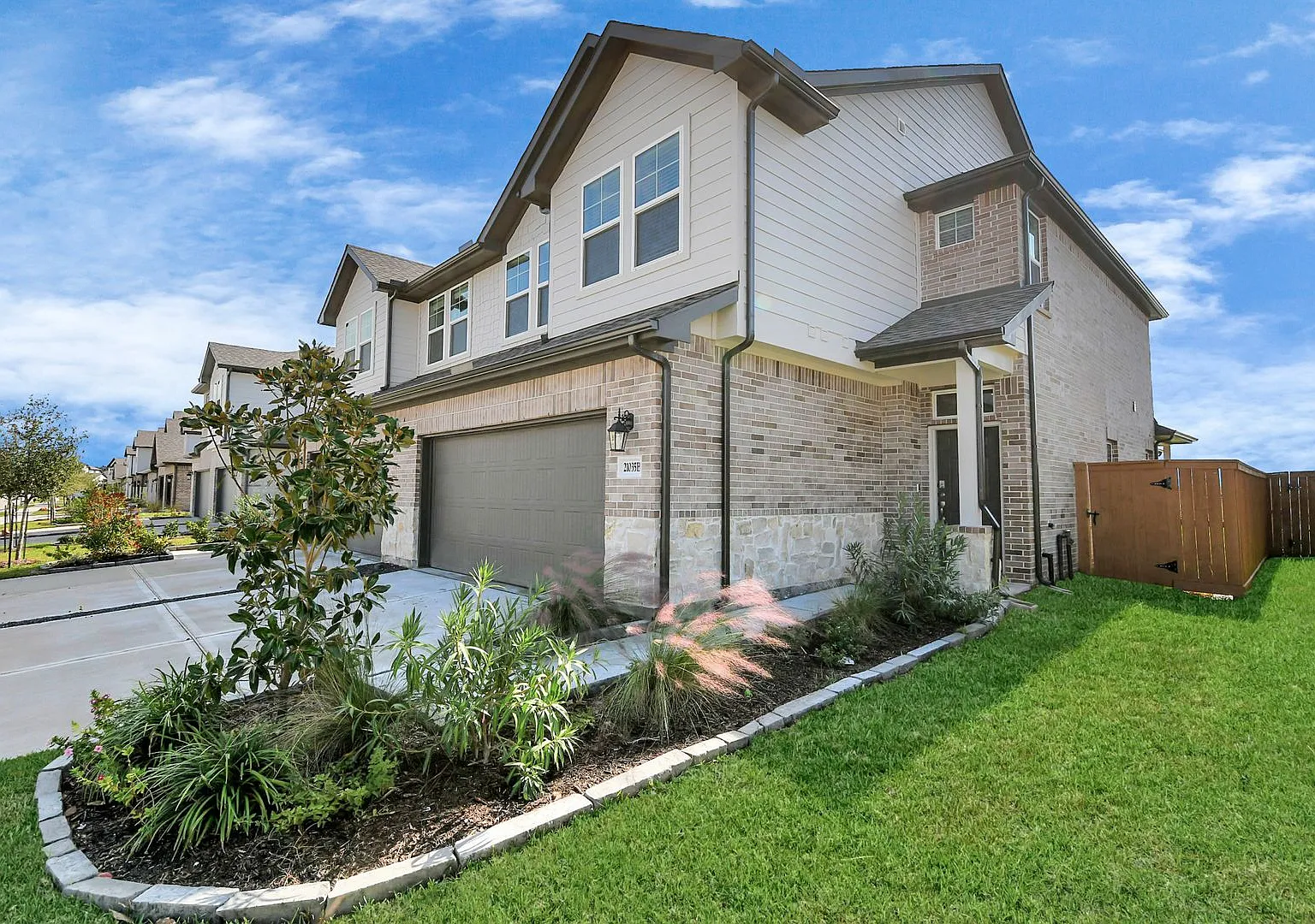 Welcome to the Sage Spacious Style, Effortless Elegance. — Photo 4