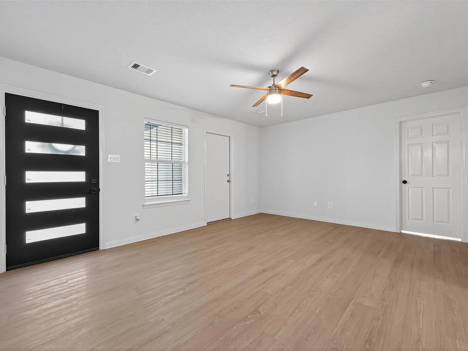 3 bed, 2.0 bath, 1204 sqft, $1,800 — Photo 4