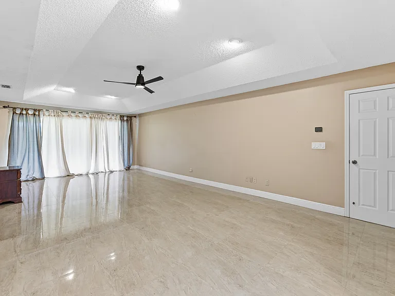 6513 Thoroughbred Loop — Photo 32
