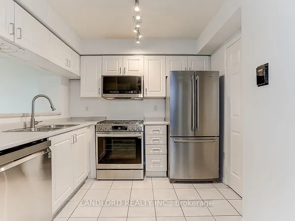 190 Manitoba St #811, Toronto, ON M8Y 3Y8