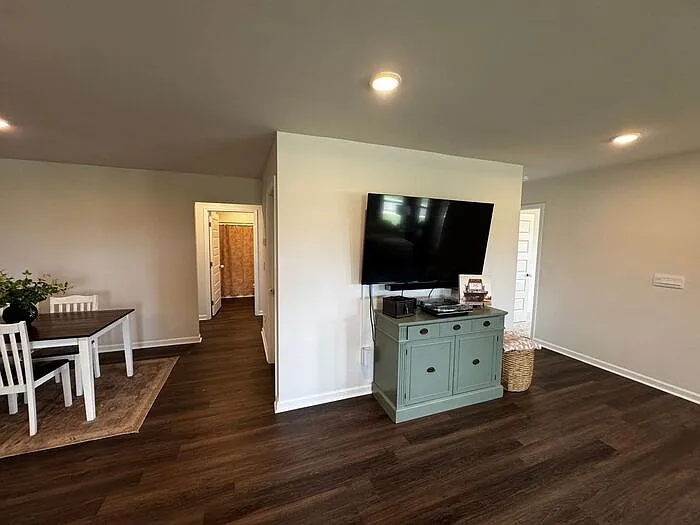 5 bed, 3.0 bath, 2092 sqft, $2,090 — Photo 4