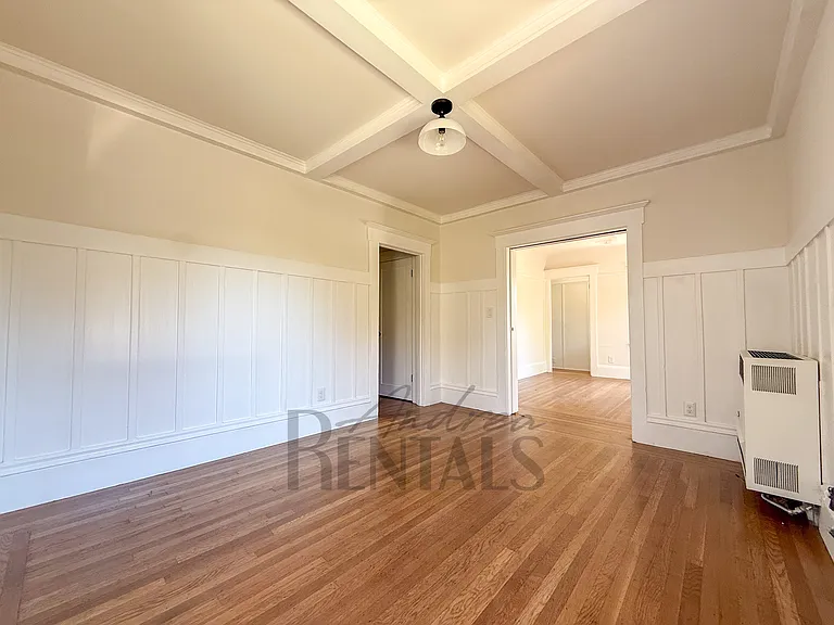 1329 Oxford St — Photo 9